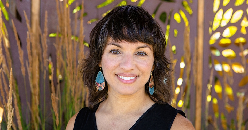 website_news960x504_Guzman Headshot of female author Mónica Guzmán